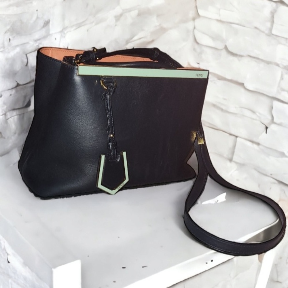 FENDI CROSSBODY BAG- GREAT CONDITION ❤️